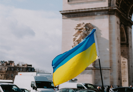 Bild: Ukrainische Flagge auf Friedensdemo | Mathias P.R. Reding, pexels.com