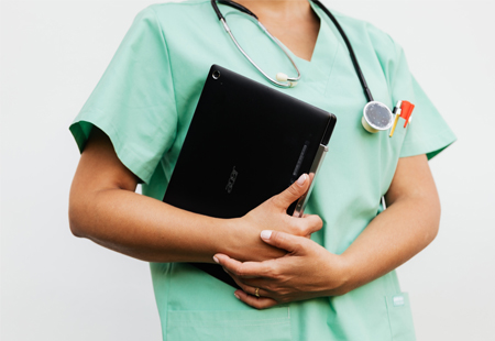 Klinikpersonal mit Laptop | Karolina Grabowska, pexels.com